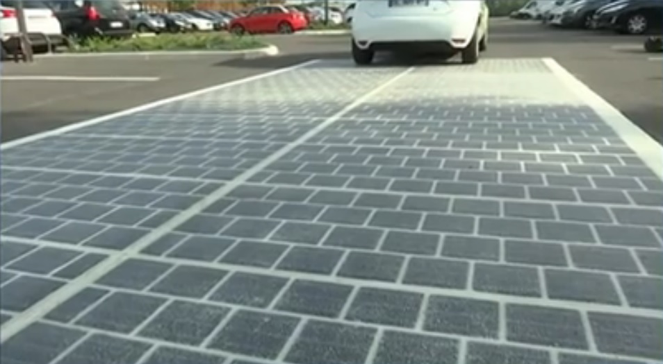 La France lance la construction de sa première route photovoltaïque La France lance la construction de sa première route photovoltaïque